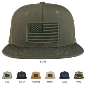 Könnte beinhalten: Ein grüner Trucker-Hut mit Netzrücken und einem kleinen amerikanischen Flaggen-Patch auf der Vorderseite. Der Hut ist in weiteren Farben erhältlich, darunter Schwarz, Coyote, Khaki, Marineblau und Woodland-Camouflage.