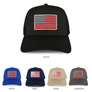 Könnte beinhalten: Eine Trucker-Kappe mit einem roten, weißen und blauen amerikanischen Flaggen-Patch. Die Kappe ist in Schwarz, Royalblau, Dunkelblau, Khaki und Anthrazit erhältlich.