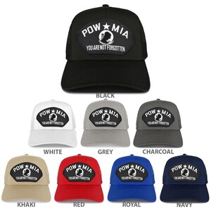 Può includere: Un set di dieci cappellini da camionista in vari colori, ognuno con una toppa nera con le parole "POW MIA" e "You Are Not Forgotten" in lettere bianche. La toppa include anche una silhouette di un elmetto da soldato con una corona di alloro.