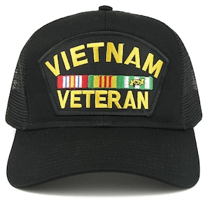 Puede incluir: Gorra de camionero negra con un parche bordado en amarillo que dice "Vietnam Veteran" con una fila de cintas de colores debajo.