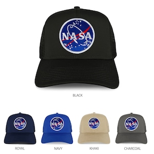 Puede incluir: Un conjunto de gorras de camionero con el logotipo de la NASA en diferentes colores. Los colores incluyen negro, azul real, azul marino, caqui y carbón.