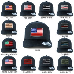 Pode incluir: Doze estilos diferentes de bonés de beisebol azul marinho com patches da bandeira americana. Os patches são de várias cores e designs, incluindo vermelho, branco, azul, verde, preto, oliva e deserto.