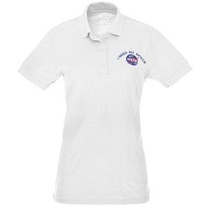 Camisa polo feminina I NEED MY SPACE Nasa Meatball bordada em poliéster – multicoloridas/tamanhos