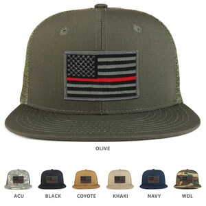 Puede incluir: Una gorra de camionero verde con un parche de bandera estadounidense con una línea roja. La gorra está disponible en otros colores, incluyendo negro, coyote, caqui, azul marino y camuflaje de bosque.