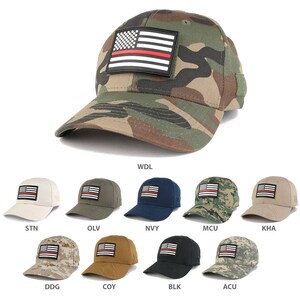 Könnte beinhalten: Eine Sammlung von 10 Baseballkappen in verschiedenen Tarnmustern, jede mit einem roten, weißen und blauen amerikanischen Flaggen-Patch mit einem dünnen roten Streifen in der Mitte. Die Kappen sind mit Abkürzungen für jede Farbe gekennzeichnet: WDL, STN, OLV, NVY, MCU, KHA, DDG, COY, BLK und ACU.
