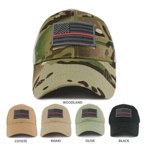 Puede incluir: Un conjunto de diez gorras de béisbol en varios colores, incluyendo coyote, caqui, oliva, bosque y negro. Cada gorra presenta un parche de bandera estadounidense roja y blanca con una fina franja roja en el medio.