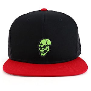 Peut inclure: Casquette de baseball noire et rouge avec un écusson de crâne vert fluo. La casquette a une visière plate, un dos en filet noir et une visière et un bouton supérieur rouges. L'écusson de crâne est centré sur le devant.