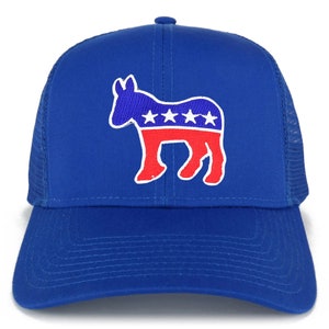 Op de afbeelding: Een koninklijk blauwe trucker-pet met een rood, wit en blauw ezel-silhouet met vijf witte sterren. De ezel is een politiek symbool.