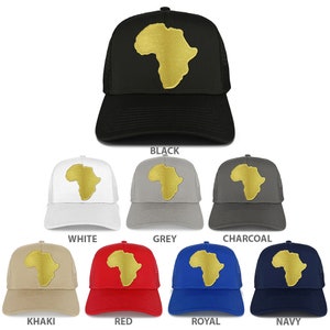 Puede incluir: Un conjunto de diez gorras de camionero con un contorno dorado del continente africano en la parte delantera. Las gorras están disponibles en negro, blanco, gris, carbón, caqui, rojo, azul real y azul marino.
