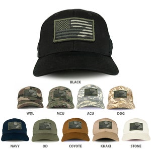 Può includere: Un set di dieci cappellini da baseball con una toppa della bandiera americana sul davanti. I cappellini sono di vari colori, tra cui nero, blu navy, oliva, marrone coyote, kaki e pietra.