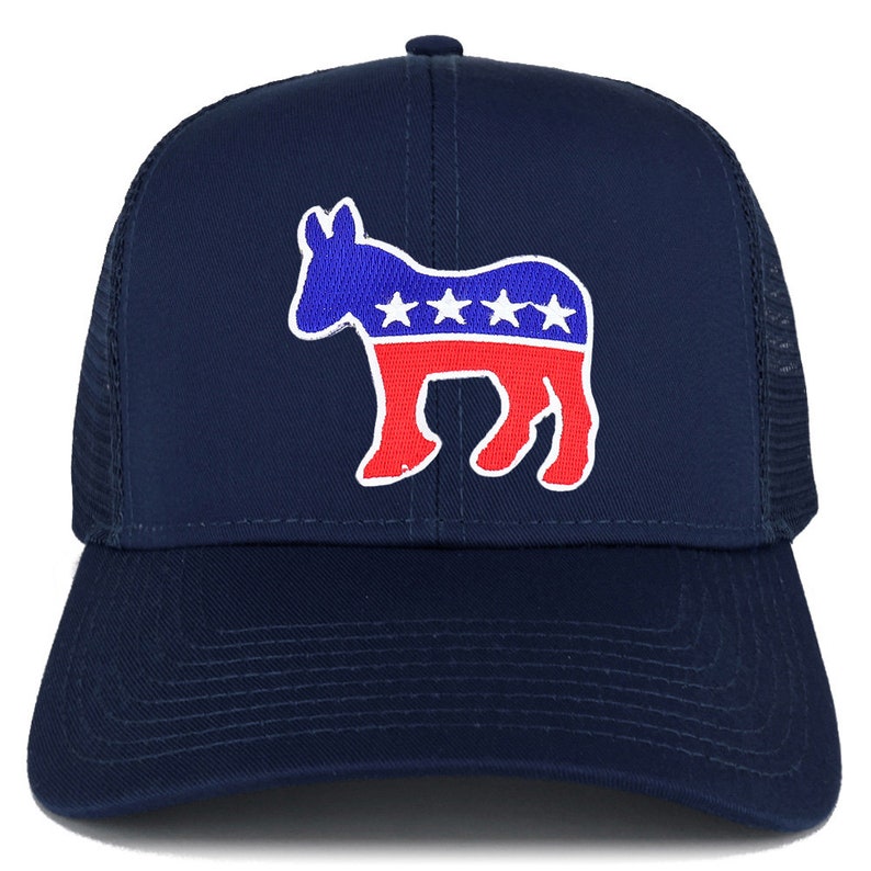 Op de afbeelding: Een donkerblauwe truckercap met een rood, wit en blauwe ezel-silhouetpatch. De patch heeft vijf witte sterren op een blauwe achtergrond en de ezel is wit omrand.