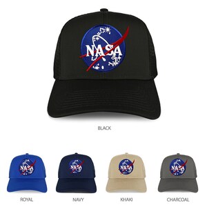 Puede incluir: Una gorra de camionero con un logotipo de la NASA bordado en azul y rojo en la parte delantera. La gorra está disponible en negro, azul real, azul marino, caqui y carbón.