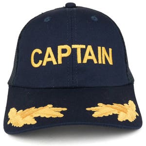 Könnte beinhalten: Eine marineblaue Baseballkappe mit Netzrücken. Die Vorderseite der Kappe ist mit dem Wort "CAPTAIN" in Gelb bestickt. Der Schirm der Kappe hat zwei goldene gestickte Eichenblätter.