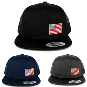 Può includere: Tre cappellini da camionista con rete sul retro. I cappellini sono neri, blu navy e grigi. Ogni cappellino ha una piccola bandiera americana ricamata sul davanti. Il testo "The Classic Snapback" è stampato sul retro dei cappellini.