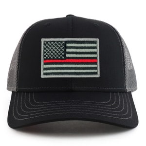 Puede incluir: Gorra de camionero negra y gris con un parche de bandera estadounidense gris y roja. La bandera tiene una fina línea roja en el medio.