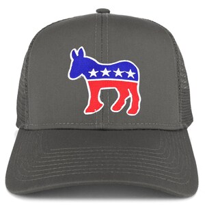 Op de afbeelding: Een grijze truckercap met een rood, wit en blauw ezellogo. De ezel heeft vijf witte sterren aan de zijkant.