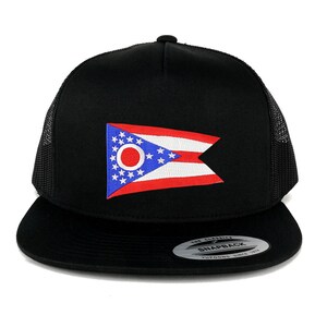 Può includere: Cappellino da camionista nero con una bandiera dello stato dell'Ohio rossa, bianca e blu ricamata sul davanti. Il cappello ha un retro in rete nera e una chiusura a scatto nera. Il cappello è etichettato "The Classic Snapback Yupoong Since 1975."