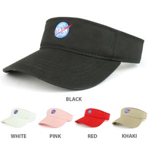 Op de afbeelding: Een set van tien zonnekleppen in verschillende kleuren, elk met een geborduurd NASA-logo. De zonnekleppen zijn gemaakt van een lichtgewicht, ademende stof en perfect om de zon uit je ogen te houden.