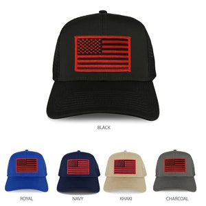 Könnte beinhalten: Eine Trucker-Kappe mit einem roten, weißen und blauen amerikanischen Flaggen-Patch. Die Kappe ist in Schwarz, Royalblau, Dunkelblau, Khaki und Anthrazit erhältlich.