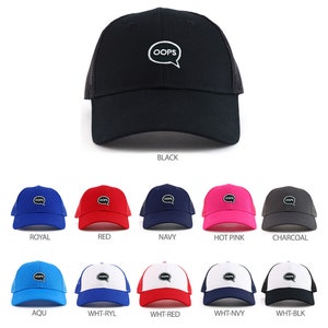Pode incluir: Uma variedade de cores de bonés de beisebol com costas de malha e uma bolha de fala bordada em branco com a palavra "OOPS" dentro. As cores incluem preto, azul royal, vermelho, azul marinho, rosa choque, carvão, água-marinha, branco com azul royal, branco com vermelho, branco com azul marinho e branco com preto.