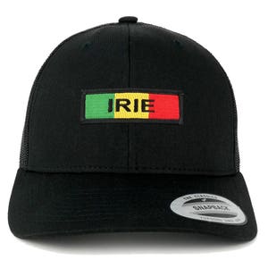 Peut inclure: Casquette de camionneur noire avec un patch rouge, jaune et vert qui dit "IRIE". La casquette a un dos en mesh et une fermeture à pression noire.