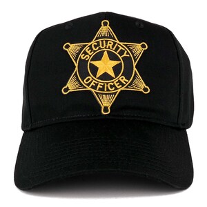 Puede incluir: Gorra de béisbol negra con una insignia bordada de cinco puntas de estrella dorada que dice "SECURITY OFFICER" en un círculo.
