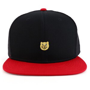Può includere: Un cappello da baseball nero e rosso con un viso di maiale giallo ricamato sul davanti.