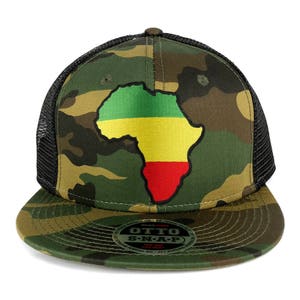 Op de afbeelding: Een camouflage trucker cap met een zwart mesh achterpaneel. De cap heeft een kleurrijke afbeelding van het Afrikaanse continent in de kleuren van de Pan-Afrikaanse vlag. De cap heeft een drukknopsluiting en de tekst "OTTO S-N-A-P" is zichtbaar op de onderkant van de klep.