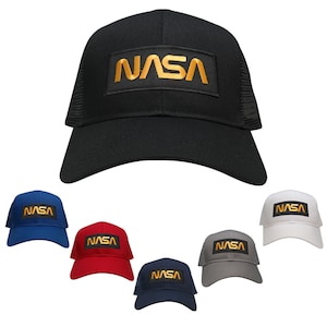 Può includere: Un set di sei cappellini da camionista in vari colori, ognuno con una toppa "NASA" ricamata in oro sul davanti.