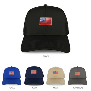 Könnte beinhalten: Eine Trucker-Kappe mit einer kleinen, gestickten amerikanischen Flagge auf der Vorderseite. Die Kappe ist in Schwarz, Königsblau, Marineblau, Khaki und Anthrazit erhältlich.