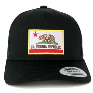 Könnte beinhalten: Schwarze Trucker-Kappe mit einem gelben, roten und weißen California Republic-Patch mit einem braunen Bären und einem roten Stern. Der Patch hat einen gelben Rand. Die Kappe hat ein schwarzes Netzrücken und einen schwarzen Druckknopfverschluss.
