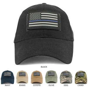 Puede incluir: Una gorra de béisbol negra con un parche de bandera estadounidense de línea azul delgada. La gorra está disponible en otros colores, incluyendo azul marino, caqui, coyote, oliva, DDG y camuflaje.