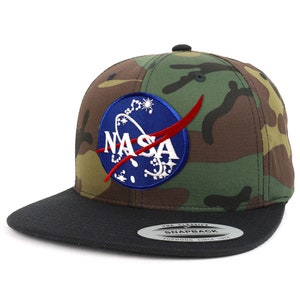 Peut inclure: Une casquette de baseball camouflage vert et noir avec un patch logo NASA bleu et rouge. La casquette a une visière noire et une fermeture à pression noire.