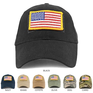 Könnte beinhalten: Eine Auswahl an Baseballkappen mit einem gestickten amerikanischen Flaggen-Patch auf der Vorderseite. Die Kappen sind in Schwarz, Marine, Khaki, Coyote, Oliv, DDG und Tarnfarben erhältlich.