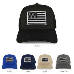 Könnte beinhalten: Schwarze Trucker-Kappe mit einem weiß-schwarzen amerikanischen Flaggenaufnäher. Zusätzliche Kappen in Königsblau, Marine, Khaki und Holzkohle werden unten angezeigt. Das Wort "BLACK" ist unter der schwarzen Kappe aufgedruckt. Die Wörter "ROYAL", "NAVY", "KHAKI" und "CHARCOAL" sind unter den anderen Kappen aufgedruckt.