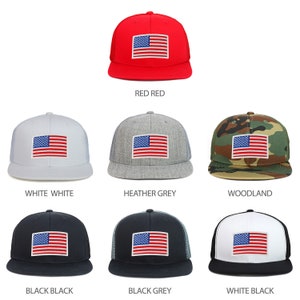 Puede incluir: Seis gorras de camionero diferentes con un parche de la bandera estadounidense en la parte delantera. Las gorras son de color rojo, blanco, gris jaspeado, camuflaje de bosque, negro y negro con una malla gris en la parte posterior. Todas las gorras tienen el mismo estilo, con una visera curvada y una malla en la parte posterior.