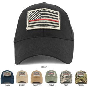 Peut inclure: Une casquette de baseball noire avec un patch de drapeau américain rouge, blanc et bleu avec une fine bande rouge au milieu. La casquette est disponible dans d'autres couleurs, notamment le bleu marine, le kaki, le coyote, l'olive, le DDG et le camouflage.