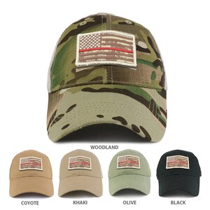 Puede incluir: Un conjunto de diez gorras de béisbol en varios colores y patrones de camuflaje. Cada gorra presenta un pequeño parche bordado de la bandera estadounidense con una franja roja.
