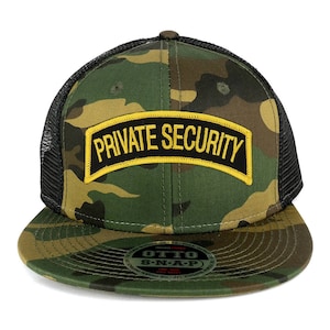 Peut inclure: Un chapeau de camionneur camouflage noir et vert avec un patch jaune "PRIVATE SECURITY" sur le devant. Le chapeau a un dos en maille noire et une fermeture à pression noire.