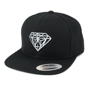 Puede incluir: Gorra de béisbol negra con un gráfico de diamante blanco y una pegatina plateada que dice "The Classics of Snapback Yupoong Since 1974".