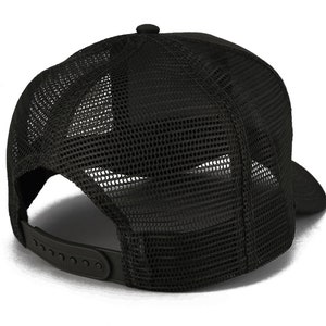 Op de afbeelding: Zwarte mesh trucker cap met een zwarte verstelbare band en een zwarte plastic gesp.