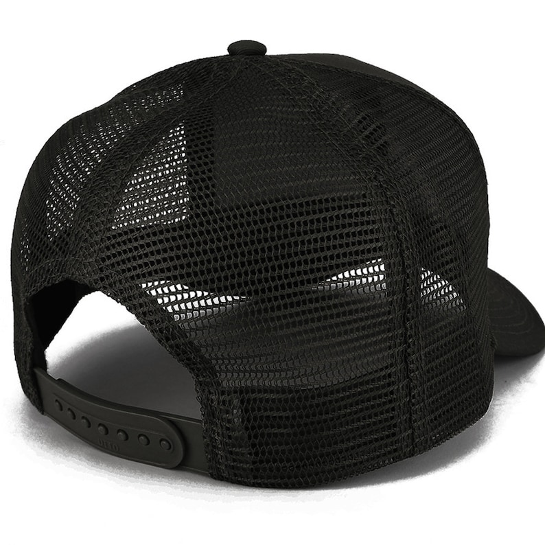 Op de afbeelding: Zwarte mesh trucker cap met een zwarte verstelbare band en een zwarte plastic gesp.