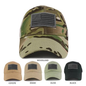 Könnte beinhalten: Ein Set aus zehn Baseballkappen in verschiedenen Farben, darunter Woodland-Tarnmuster, Coyote-Braun, Khaki, Olivgrün und Schwarz. Jede Kappe hat einen kleinen amerikanischen Flaggen-Patch auf der Vorderseite.