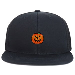 Op de afbeelding: Een zwarte truckercap met een zwarte mesh achterkant en een oranje geborduurde pompoen met een jack-o'-lantern gezicht.