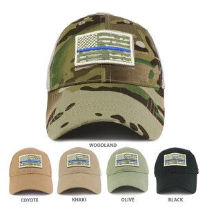 Könnte beinhalten: Ein Set aus zehn Baseballkappen in verschiedenen Farben und Tarnmustern. Jede Kappe ist mit einem dünnen blauen Streifen-amerikanischen Flaggen-Patch versehen. Die Farben umfassen Coyote, Khaki, Oliv, Schwarz und Woodland.