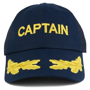 Könnte beinhalten: Marineblaue Baseballkappe mit dem Wort "CAPTAIN" in Gelb gestickt. Die Kappe hat zwei gestickte gelbe Blattdesigns und eine Mesh-Rückseite.