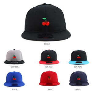 Puede incluir: Una selección de gorras de béisbol con un bordado de cereza. Las gorras están disponibles en negro, gris, rojo, azul y azul marino.
