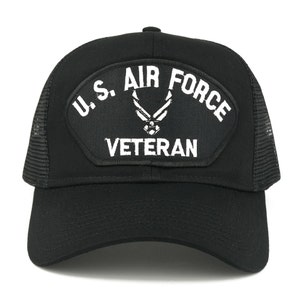 Op de afbeelding: Zwarte truckercap met een witte patch waarop "U.S. AIR FORCE VETERAN" staat met het Air Force-logo.