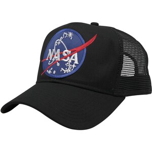 Puede incluir: Una gorra de camionero negra con un logotipo de la NASA bordado en azul y rojo en la parte delantera. La gorra tiene una parte trasera de malla.
