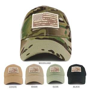 Könnte beinhalten: Ein Set aus zehn Baseballkappen in verschiedenen Tarnmustern, darunter Woodland, Coyote, Khaki, Olive und Schwarz. Jede Kappe hat einen kleinen gestickten amerikanischen Flaggen-Patch auf der Vorderseite.